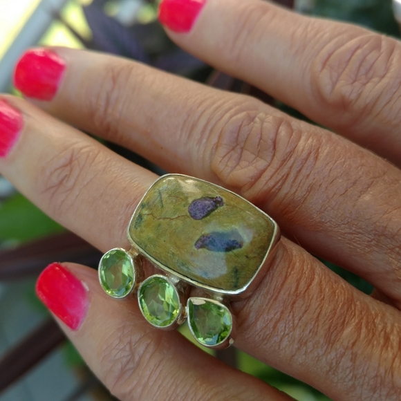 New! Stichtite and peridot sterling silver ring - Picture 2 of 2